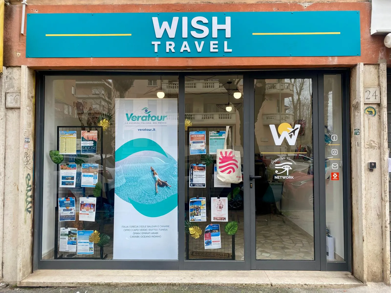 Esterno agenzia viaggi Wish Travel con vetrina e offerte vacanze esposte
